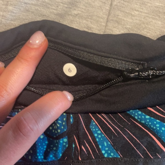 Lululemon speed shorts size 6 - Picture 4 of 4